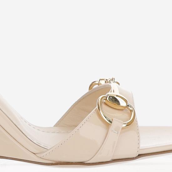 26FW 구찌 돈나 페이턴트 레더 웨지 샌들 A006AH BEIGE - GUCCI