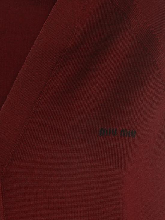 26FW 미우미우 인타르시아 로고 파인 울 브이넥 가디건 MMF02Z 16WJ F0869 BURGUNDY DOM - MIU MIU