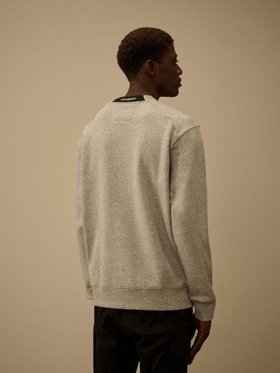 26FW 씨피 컴퍼니 다이애그널 레이즈드 플리스 스웨트셔츠 RCCMSS713A005086W M94 GRIGIO - C.P. COMPANY