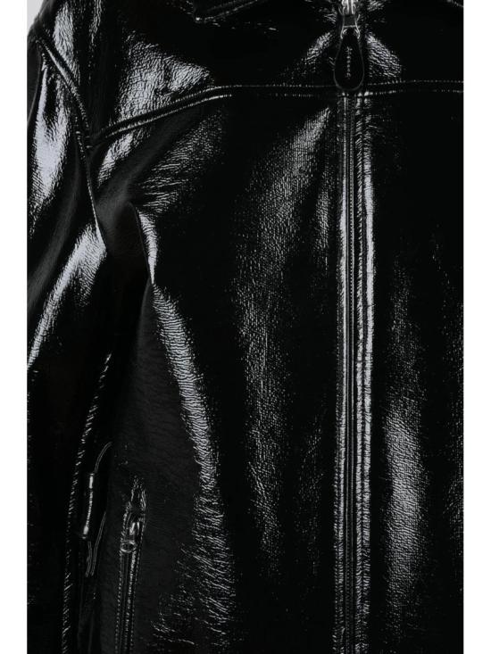 25FW 쿠레쥬 가죽 자켓 광택 마감 처리된 블랙 재킷, 지퍼 포켓 및 구조적인 칼라 - COURREGES