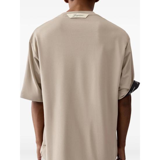 26FW 자크뮈스 롱 카레 반팔 티셔츠 TSM00578 AJ00254 150 NEUTRALS - JACQUEMUS