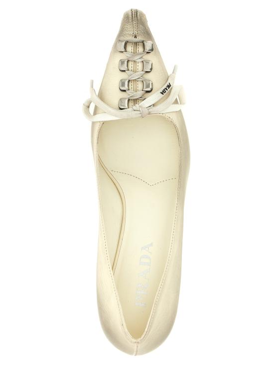 26FW 프라다 앤틱 레더 펌프스 1I612OFA055V69F0K74 White - PRADA