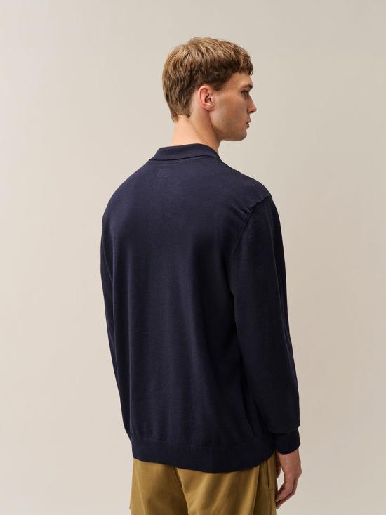 26FW 씨피 컴퍼니 엑스트라파인 메리노 울 렌즈 폴로 스웨터 21CMKN071A005528A 888 BLU - C.P. COMPANY