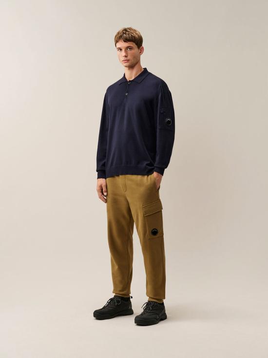 26FW 씨피 컴퍼니 엑스트라파인 메리노 울 렌즈 폴로 스웨터 21CMKN071A005528A 888 BLU - C.P. COMPANY