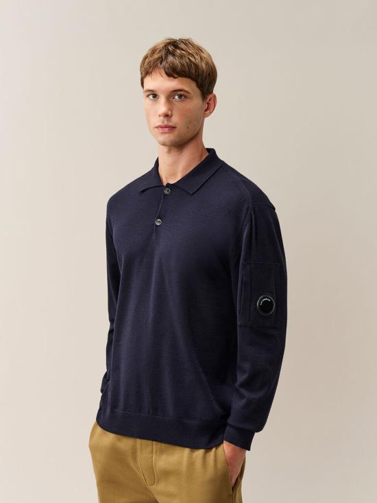 26FW 씨피 컴퍼니 엑스트라파인 메리노 울 렌즈 폴로 스웨터 21CMKN071A005528A 888 BLU - C.P. COMPANY