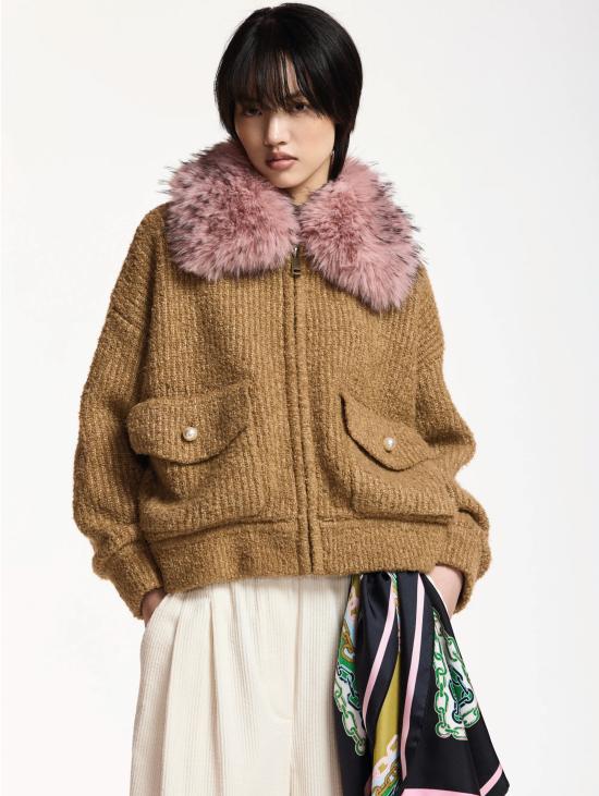 26FW 에센셜앤트워프 자켓 Maglia Bouclè con Pelliccia Removibile Cammello를 입은 폭격기