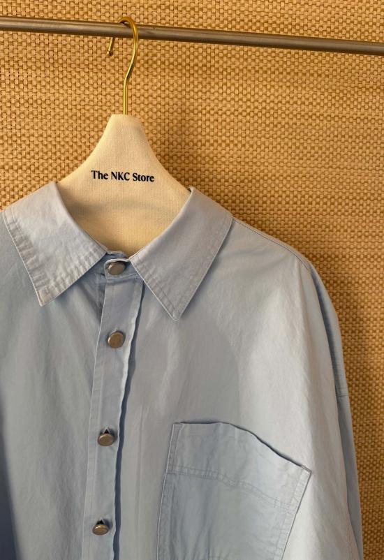  더 엔케이씨 스토어 긴팔 셔츠 NKC 스토어 웨인 버튼다운  스카이 블루 - THE NKC STORE