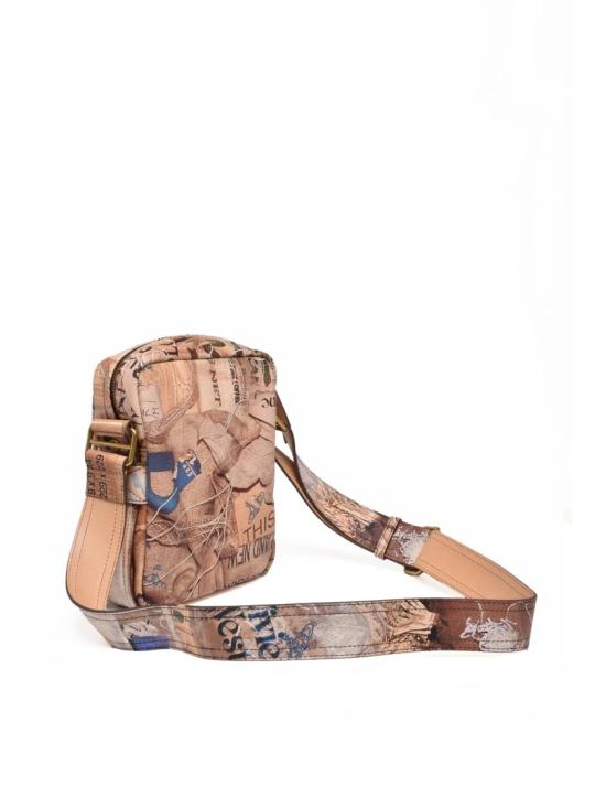 25FW 비비안웨스트우드 크로스백 그래픽 요소와 조절 가능한 스트랩이 있는 잭슨 크로스바디 백 - VIVIENNE WESTWOOD