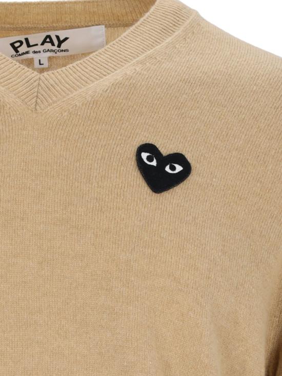 26FW 꼼데가르송 플레이 블랙 하트 브이넥 스웨터 AX N018 0513 Neutrals - COMME DES GARCONS