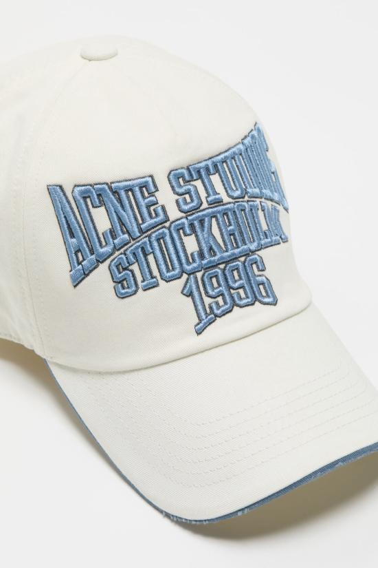 26FW 아크네 스튜디오 컬리지 자수 로고 베이스볼 캡 C40482 AHX WHITE GREY DOM - ACNE STUDIOS