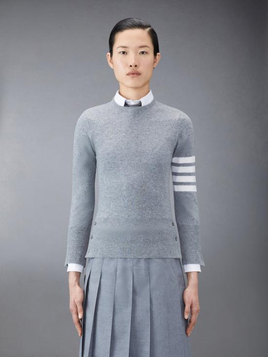 26FW 톰브라운 캐시미어 4바 클래식 크루넥 풀오버 FKA001A 00011 055 LGRAY DOM