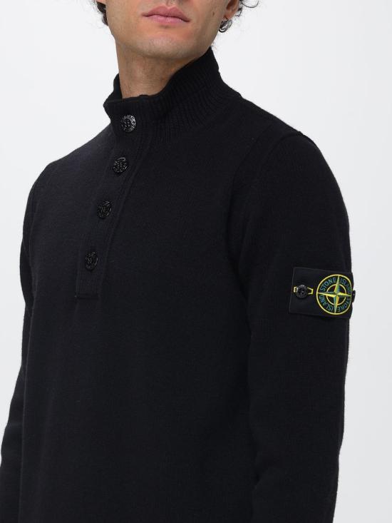 26FW 스톤 아일랜드 버튼 플래킷 램스울 레귤러 핏 하프 집 스웨터 5100040S0043 V0029 Black - STONE ISLAND