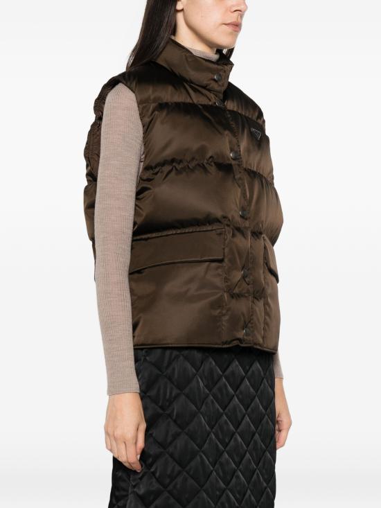26FW 프라다 로고 플라크 리나일론 조끼 292390SOOO1WQ8 F0324 CACAO - PRADA