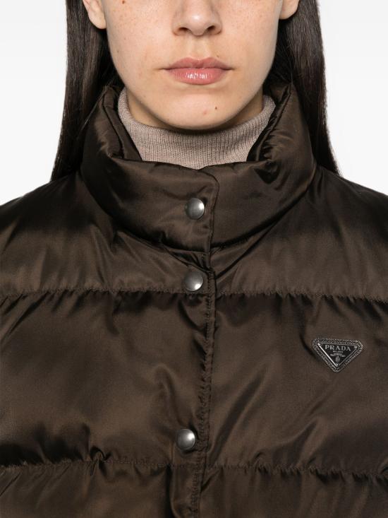 26FW 프라다 로고 플라크 리나일론 조끼 292390SOOO1WQ8 F0324 CACAO - PRADA