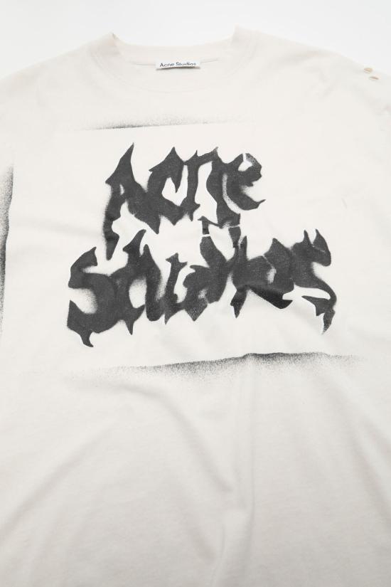 26FW 아크네 스튜디오 고딕 로고 티셔츠 BL0430FNMNTSHI000687 DC6 DUSTYWHITE - ACNE STUDIOS