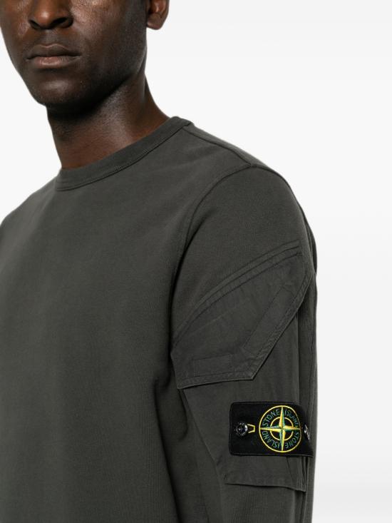 26FW 스톤 아일랜드 브러쉬드 오가닉 코튼 플리스 레귤러핏 크루넥 스웨트셔츠 슬리브 포켓 L2S156100015S0A20 V0062 LEADGREY - STONE ISLAND