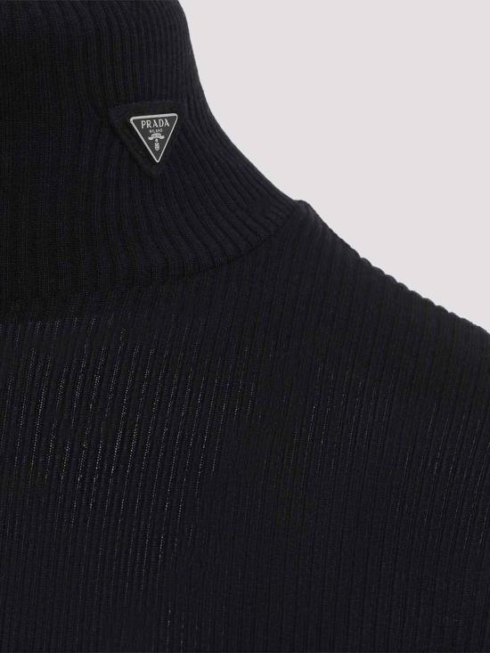 26FW 프라다 자수 로고 세미 크롭 반팔 티셔츠 39700SOOO6080F0002 BLACK - PRADA