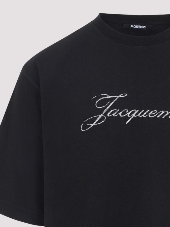 26FW 자크뮈스 로고 프린트 장식 티셔츠 TSM00639AJ00289990 BLACK - JACQUEMUS