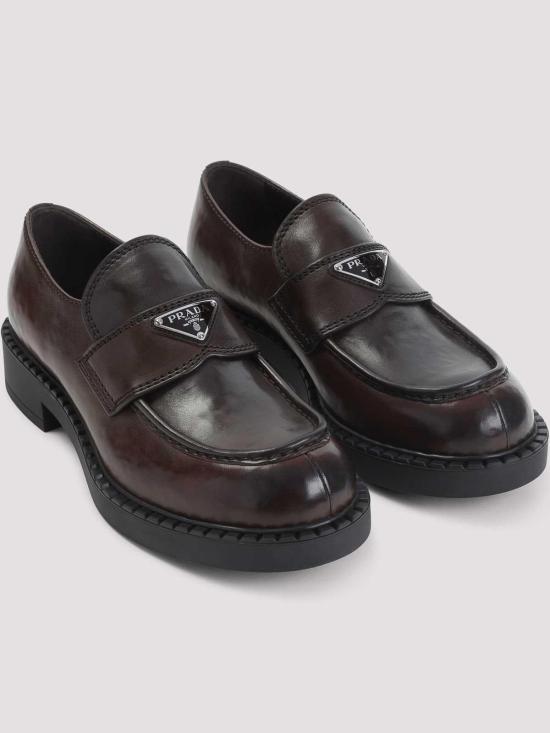 26FW 프라다 초콜릿 브러시드 가죽 삼각 로고 로퍼 2DE127FG0003ZPQF0562 BROWN - PRADA