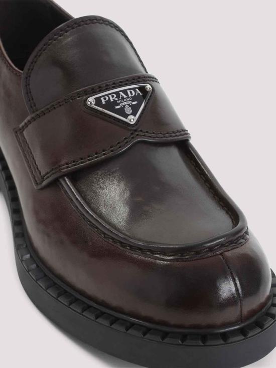 26FW 프라다 초콜릿 브러시드 가죽 삼각 로고 로퍼 2DE127FG0003ZPQF0562 BROWN - PRADA