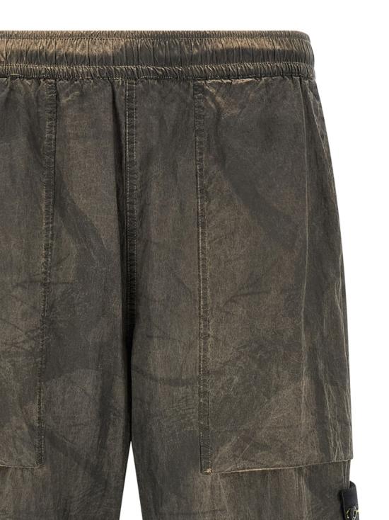 26FW 스톤 아일랜드 스트레이트 팬츠 로고 배지 프린트 팬츠 (회색) - STONE ISLAND