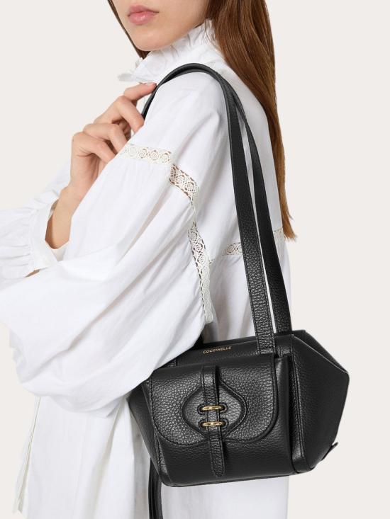 26FW 코치넬리 크로스백 E1VGK120401 001 Black - COCCINELLE