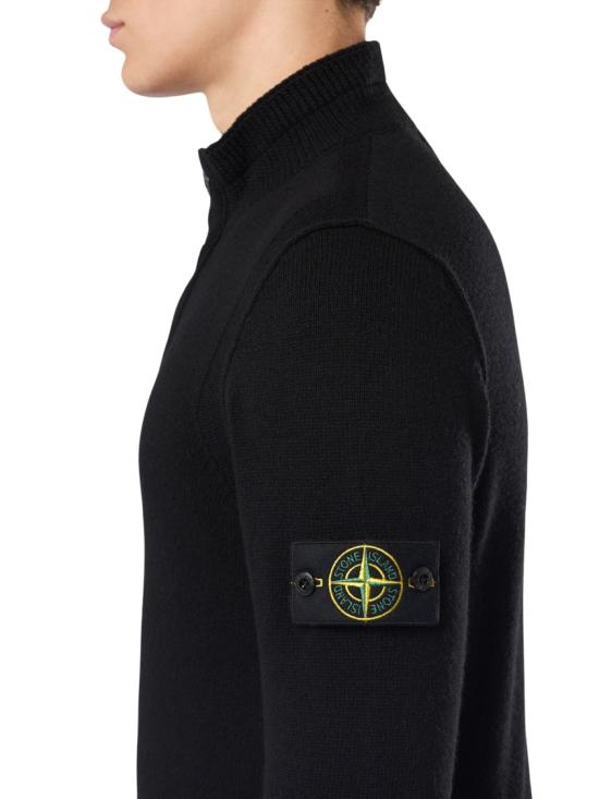 26FW 스톤 아일랜드 로고 패치 하이넥 버튼 울 스웨터 로고 패치 하이넥 버튼 울 스웨터 L2S155100040 S00A3 Black - STONE ISLAND