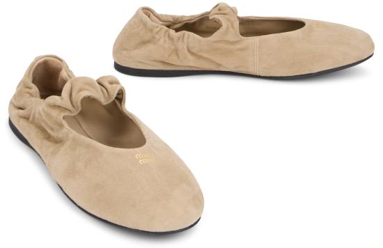 26FW 미우미우 주름 스웨이드 발레리나 플랫 슈즈 5F340EFD005008F0F24 Beige - MIU MIU