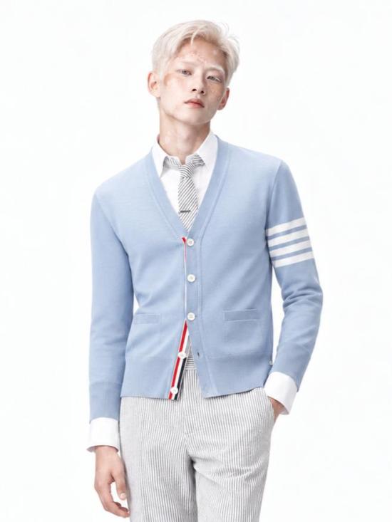 26FW 톰브라운 4바 서스테이너블 파인 메리노 울 클래식 가디건 MKC002AY1014 482 LT BLUE - THOM BROWNE