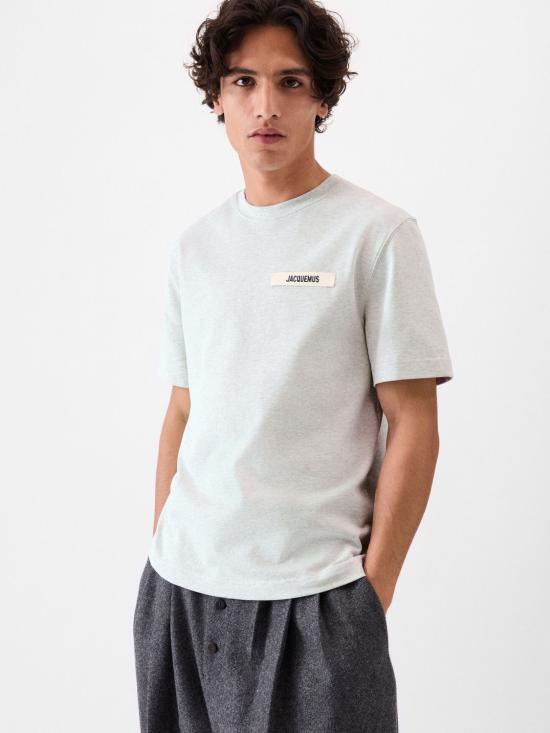 26FW 자크뮈스 반팔 티셔츠 25HTSM00133AJ00 950 GREY - JACQUEMUS
