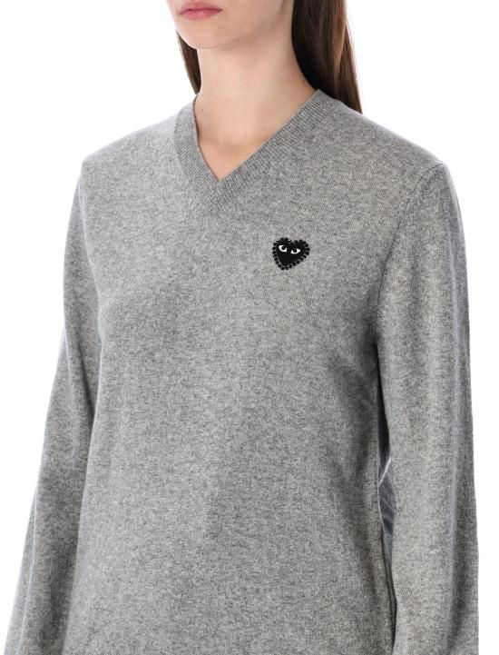 26FW 꼼데가르송 플레이 블랙 하트 x 라인스톤 브이넥 스웨터 AXN804051 2 LIGHT GREY - COMME DES GARCONS