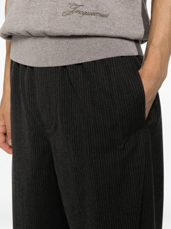26FW 자크뮈스 스트레이트 팬츠 26HPAM00604AW00 970 DARKGREY - JACQUEMUS