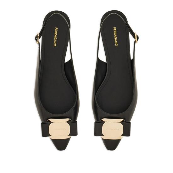  살바토레 페라가모 플랫 슈즈 페라가모 뾰족코 발레리나 슈즈 블랙/골드 - SALVATORE FERRAGAMO