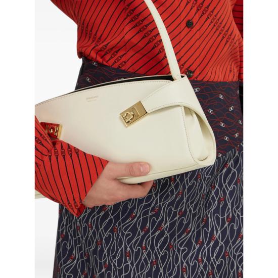  살바토레 페라가모 가방 페라가모 이스트 웨스트 허그 가죽 숄더백 뉴트럴 컬러 - SALVATORE FERRAGAMO