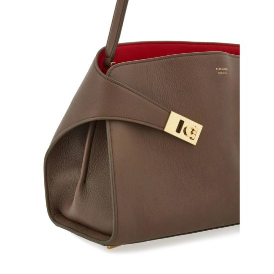  살바토레 페라가모 가방 페라가모 클레어 송아지 가죽 숄더백 뉴트럴 컬러 - SALVATORE FERRAGAMO