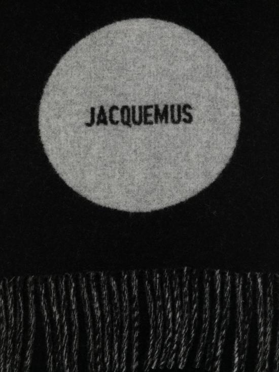 26FW 자크뮈스 롱드 카레 울 머플러 ACU00579AOT4044 090 NERO - JACQUEMUS