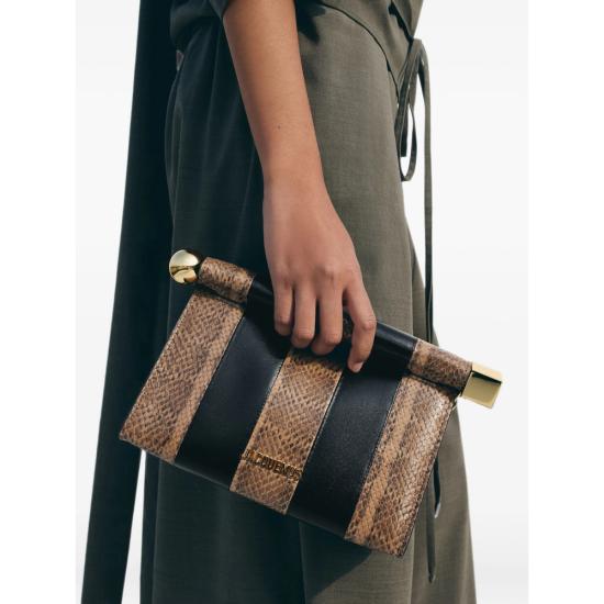 26FW 자크뮈스 클러치/파우치 BAW00472 AC24M12 9TU BROWN BLACK - JACQUEMUS