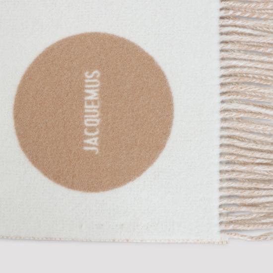 26FW 자크뮈스 롱드 카레 울 머플러 ACU00579AOT4044 015 MULTI BEIGE - JACQUEMUS