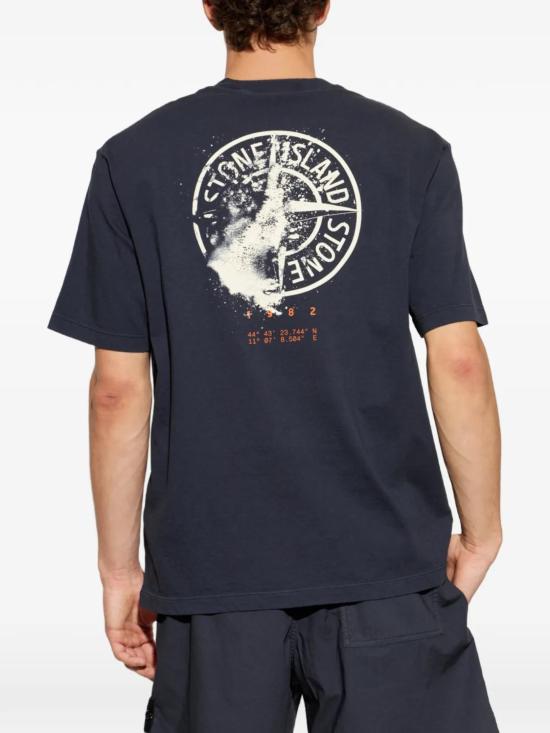 26FW 스톤 아일랜드 그래픽 프린트 오가닉 코튼 반팔 티셔츠 L2S152100001S0534 V002A NAVY - STONE ISLAND