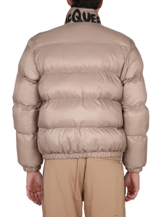  알렉산더 맥퀸 숏패딩 그래피티 로고 프린트 다운 재킷 베이지 - ALEXANDER MCQUEEN