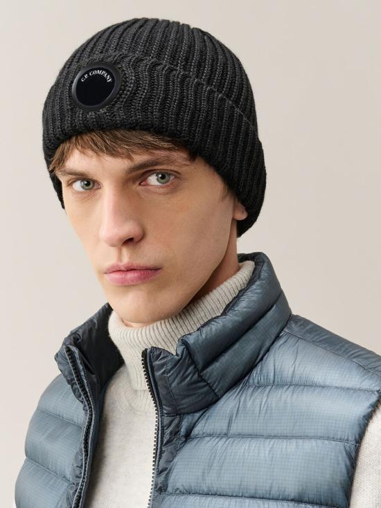 27FW 씨피 컴퍼니 엑스트라파인 메리노 울 렌즈 비니 RFCMAC739A005509A 999 BLACK - C.P. COMPANY