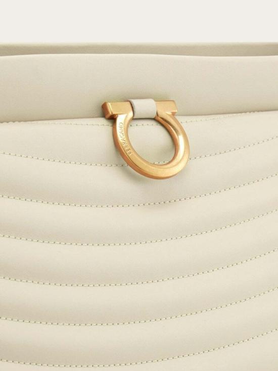  살바토레 페라가모 크로스백 페라가모 퀼팅 웨이브 카프 레더 백 오프 화이트 - SALVATORE FERRAGAMO