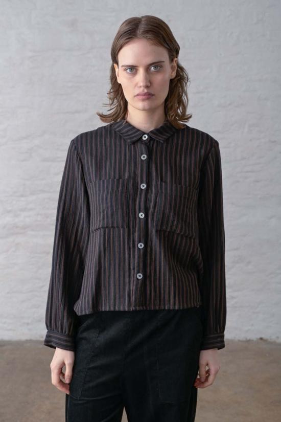  비비코 블라우스 아다 크롭  블랙 브라운 스트라이프 - BIBICO