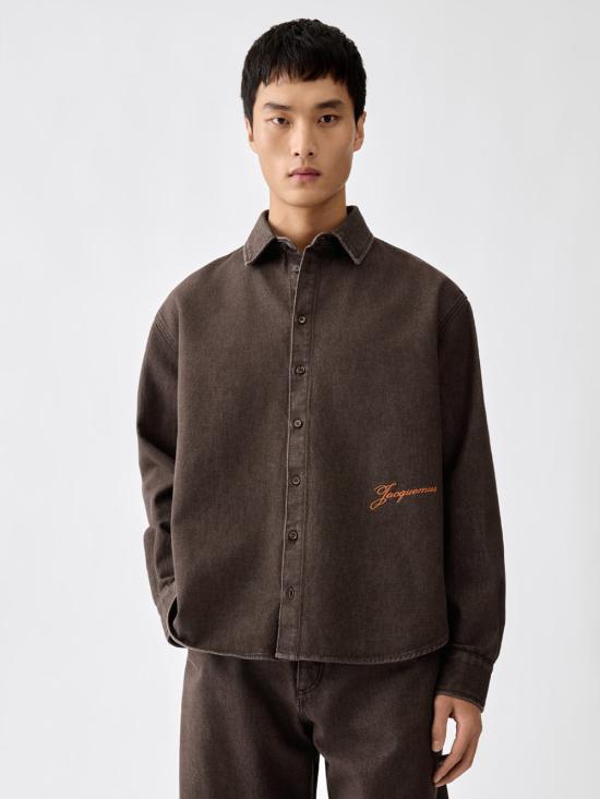 26FW 자크뮈스 긴팔 셔츠 SHM00545AD00077 850 BROWN - JACQUEMUS