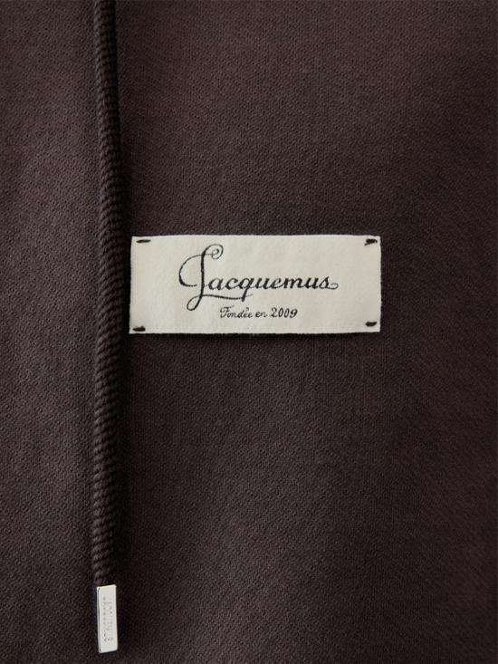 26FW 자크뮈스 후드 티셔츠 HOU00314AJ00325 881 DK BROWN 1 - JACQUEMUS