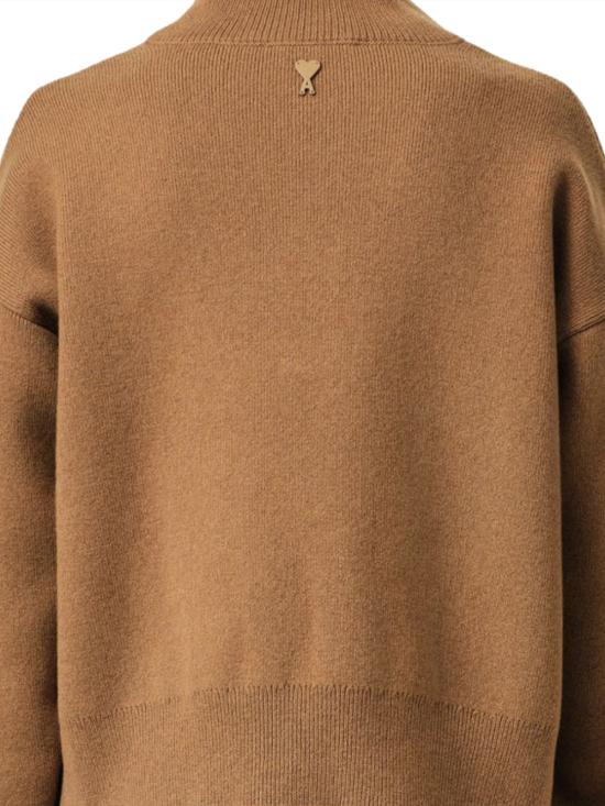 26FW 아미 브라운 하이 버튼 칼라 울 스웨터 UKS885 KN0192280 CAMEL - AMI
