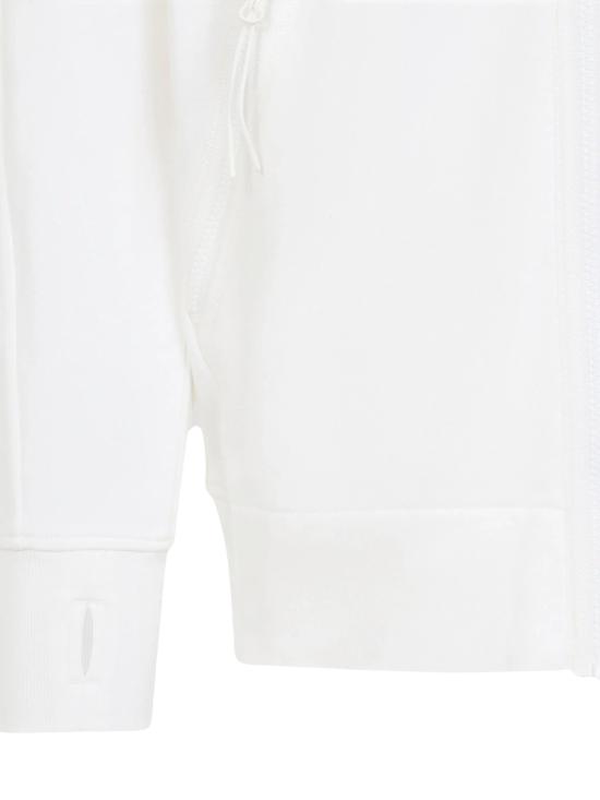 26FW 씨피 컴퍼니 다이애그널 레이즈드 플리스 고글 스웨트셔츠 RCCMSS715A 005086W103 WHITE - C.P. COMPANY