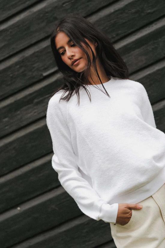  퍼펙트 화이트 티 스웨터 지기 레귤러핏 크루넥 스웨트셔츠 - PERFECT WHITE TEE