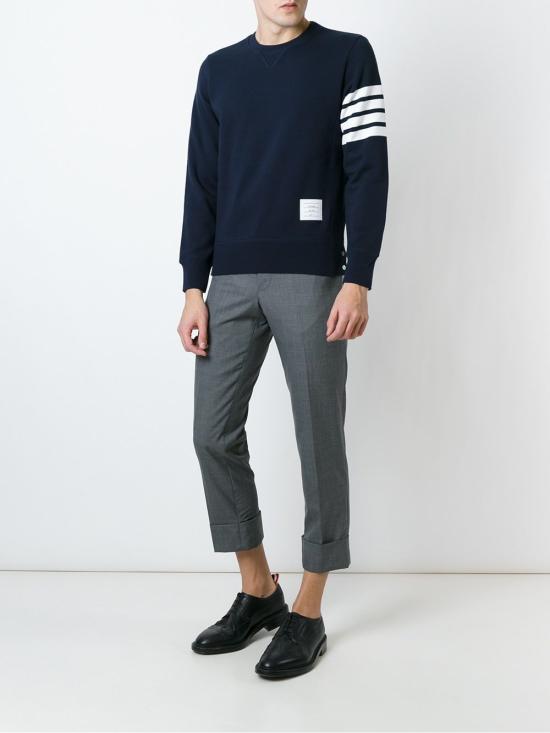  톰브라운 로고 패치 엔지니어드 4바 스웨트셔츠 MJT021H00535461 AI26 NAVY - THOM BROWNE