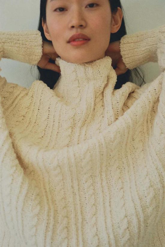  샤이나 모트 스웨터 스카이 터틀넥